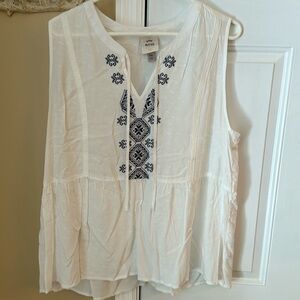 Knox Rose super cute shirt white with blue embroidery